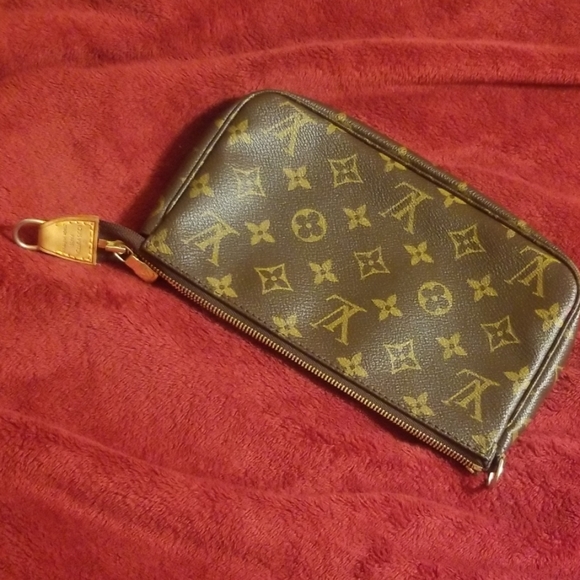 Louis Vuitton Handbags - Louis Vuitton Pouchette